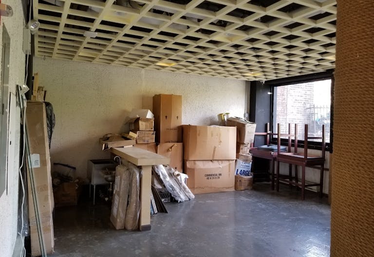 Beautiful Bar Open To New Tenants - Image 4