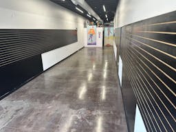 Melrose ave. New build, central location, high ceiling, multi purpose space - Nestled among luxury brands like Gucci and streetwear hotspots - Image 5