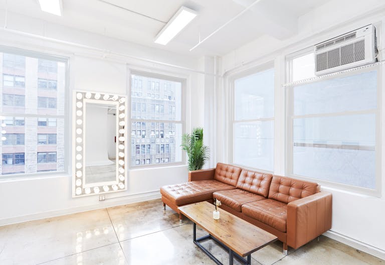 14C Creative Manhattan Showroom / Pop Up Studio Space - Image 3