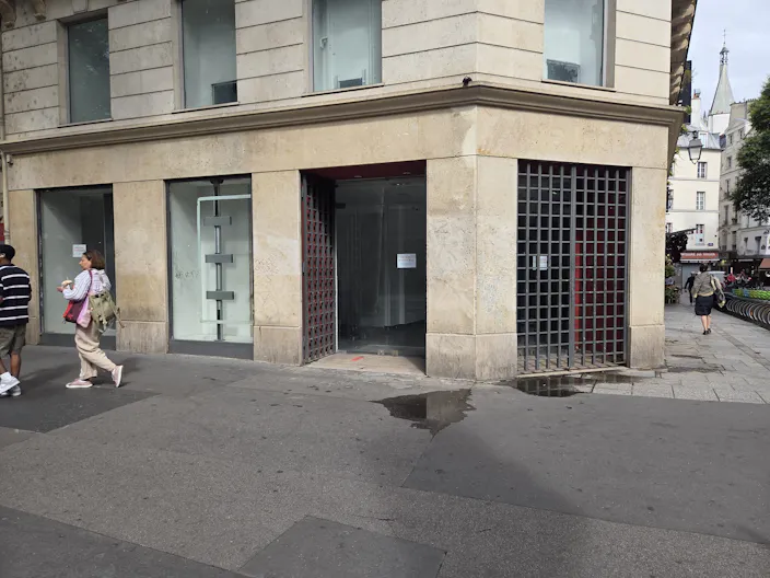 Prime Corner Showroom on Boulevard Saint-Michel - Image 1
