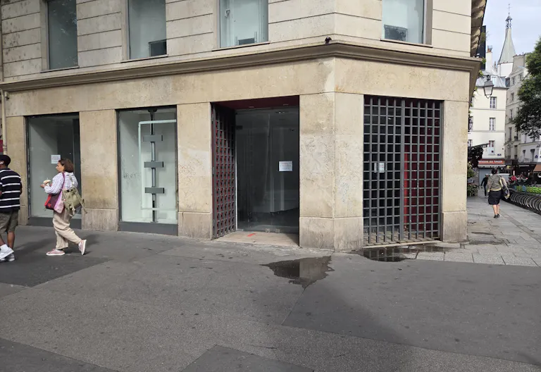Prime Corner Showroom on Boulevard Saint-Michel - Image 1