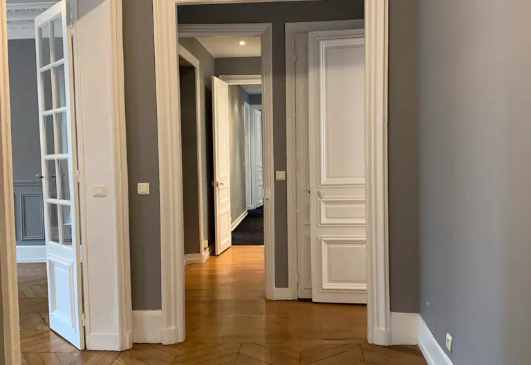 Amazing showroom in Saint-Germain - Image 1