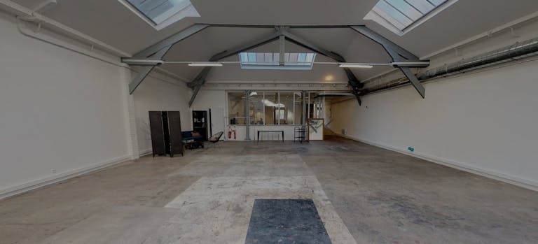 Studio on courtyard in a former artist's studio - Image 2