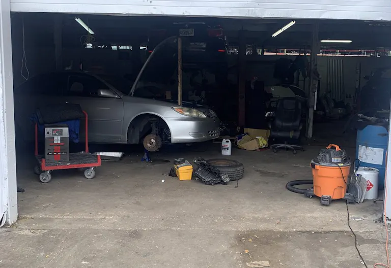 MECHANIC SHOP SPACE APPROX 2500 SQ FT - Image 2