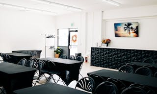 Bright and clean open space for creatives and events - Image 5