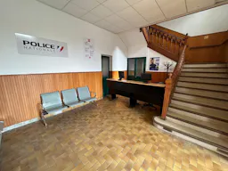 Décor/Lieu de tournage: Commissariat - Image 0