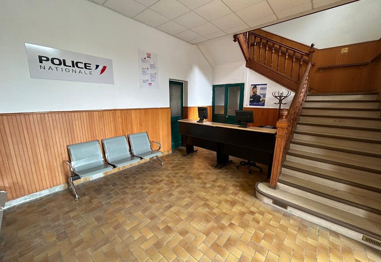 D�cor/Lieu de tournage: Commissariat - Image 0