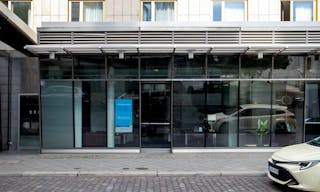 Elegant Retail Space at Historic Hotel Bristol - Image 40