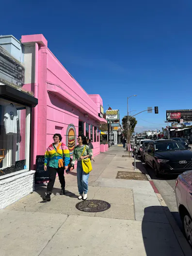 Prime corner space on Melrose - best pop up space in LA. - Image 1