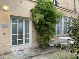Courtyard gallery near Place des Vosges - Image 6