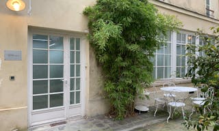 Courtyard gallery near Place des Vosges - Image 6