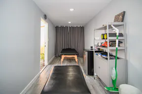 20 X 10 Modern Renovated Container for any use plus access to bathrooms - Image 0