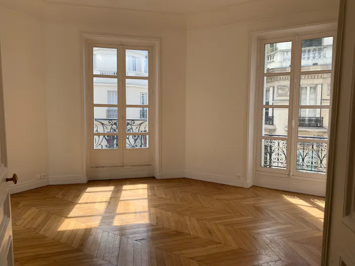 Spectacular Showroom in Saint-Germain - Image 4