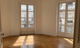 Spectacular Showroom in Saint-Germain - Image 4