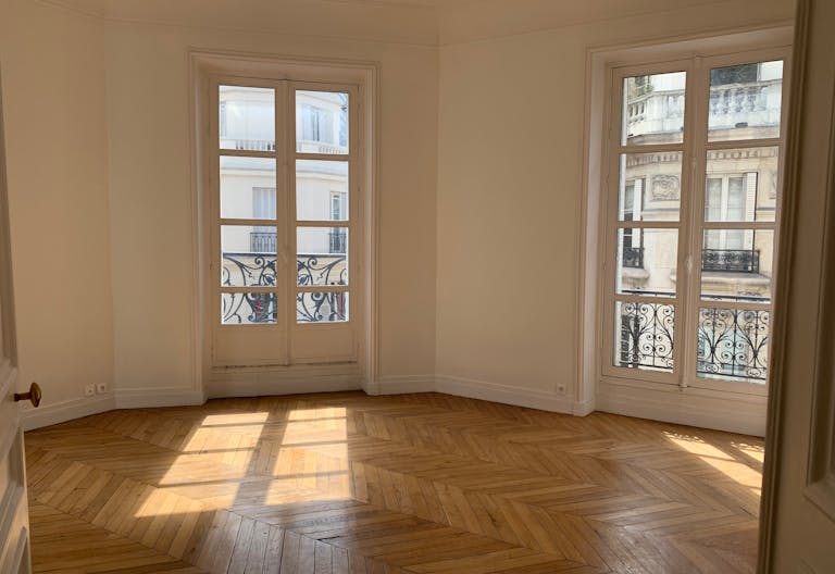 Spectacular Showroom in Saint-Germain - Image 4