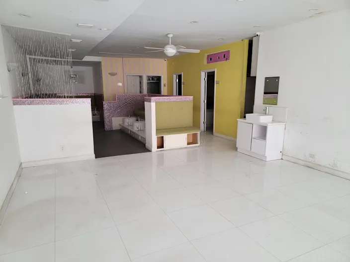 Prime location - Upper East St. Pop Up store Location ! - Image 3