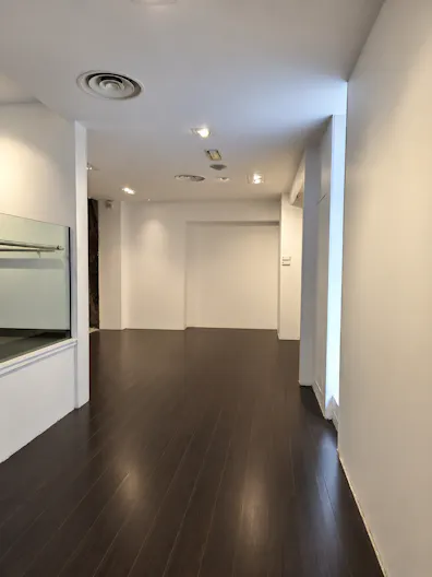 Prime Corner Showroom on Boulevard Saint-Michel - Image 4