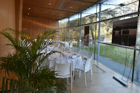 Espace de conférence ou de présentation avec amphithéâtre - Image 8