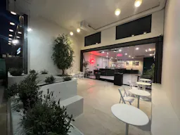 Central and modern space with indoor/outdoor patio. - Image 0