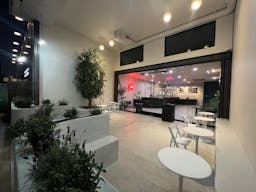 Central and modern space with indoor/outdoor patio. - Image 0