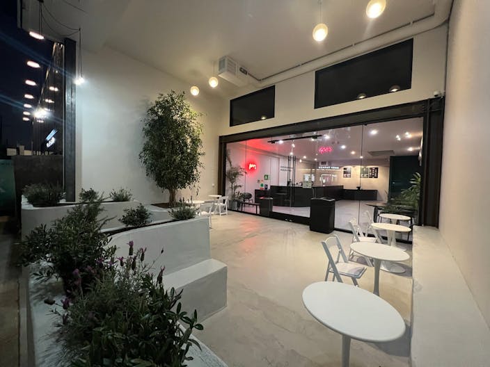 Central and modern space with indoor/outdoor patio. - Image 0