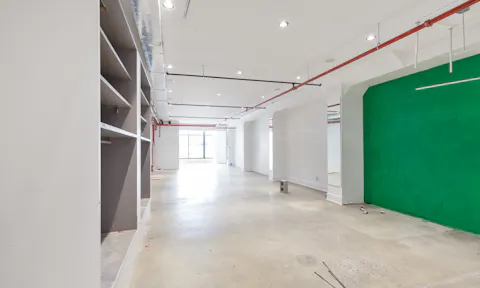 Vast Chelsea Retail Boutique - Image 0