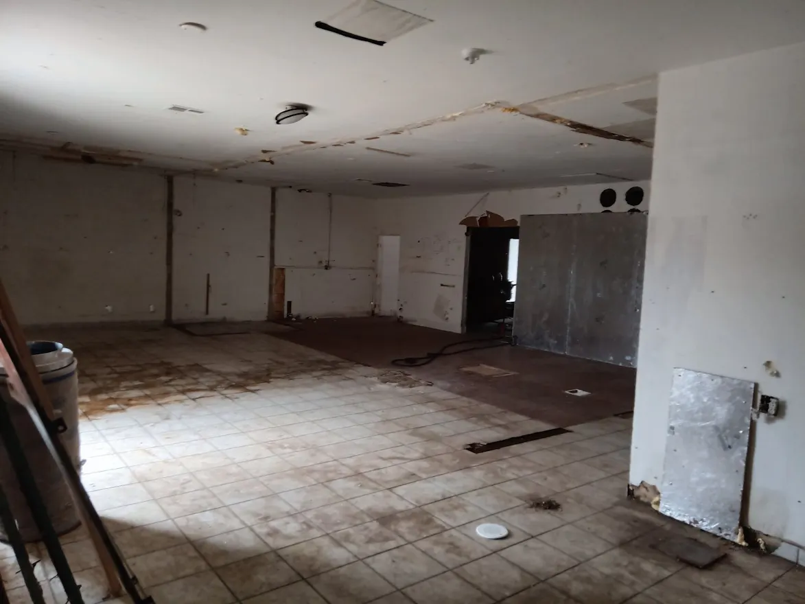 Available commercial building - Image 1