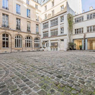 Le Marais Fashion Courtyard Store - Image 8