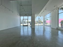 Pop-Up Space on Melrose Avenue - Image 9