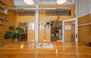 Warm Sunlit Conference Room in West Town - Image 3