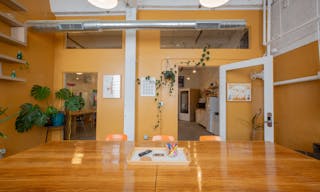 Warm Sunlit Conference Room in West Town - Image 3