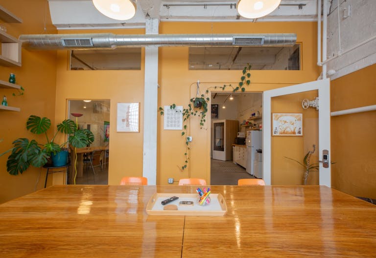 Warm Sunlit Conference Room in West Town - Image 3