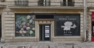 Boutique Shop Busy Area - 8th Arrondissement - Image 0