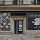 Boutique Shop Busy Area - 8th Arrondissement