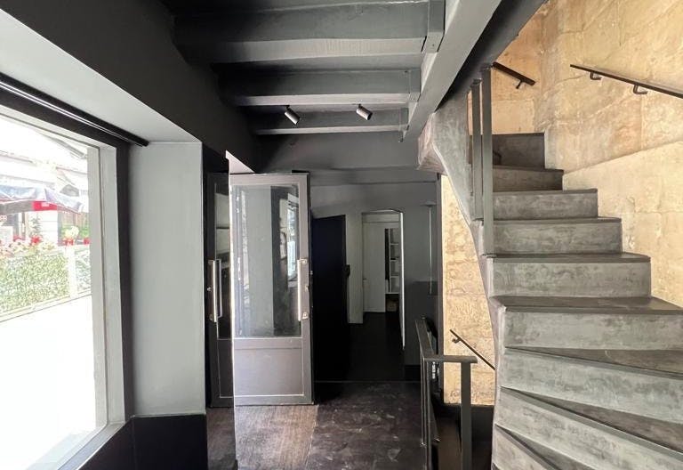 Recently renovated shop in prime 1st arr location in Paris - Image 3