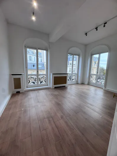 Showroom d’Exception – Place François 1er, Paris VIII - Image 0