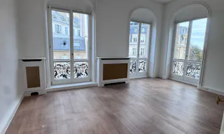 Showroom d’Exception – Place François 1er, Paris VIII - Image 0