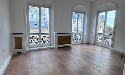Showroom d’Exception – Place François 1er, Paris VIII - Image 0