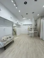 A bright white gallery-style retail space in the heart of Le Marais - Image 1