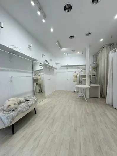 A bright white gallery-style retail space in the heart of Le Marais - Image 1