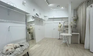 A bright white gallery-style retail space in the heart of Le Marais - Image 1