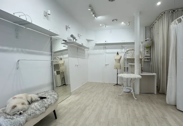 A bright white gallery-style retail space in the heart of Le Marais - Image 1
