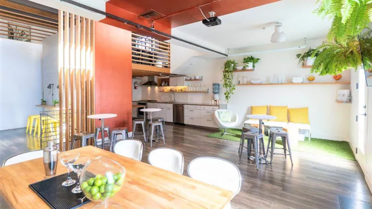 Brilliant Contemporary Loft - Image 4