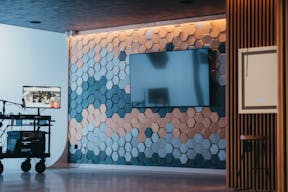 Luxurious, ground-level Soundstage with gorgeous lounge, large garage door and private parking - Image 12