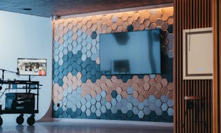 Luxurious, ground-level Soundstage with gorgeous lounge, large garage door and private parking - Image 12