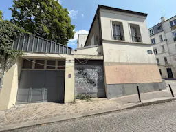 Butte Montmartre - immeuble atypique et charmant - excellente visibilté et flux de passants constant - entre 50 et 250 m2  - Image 1