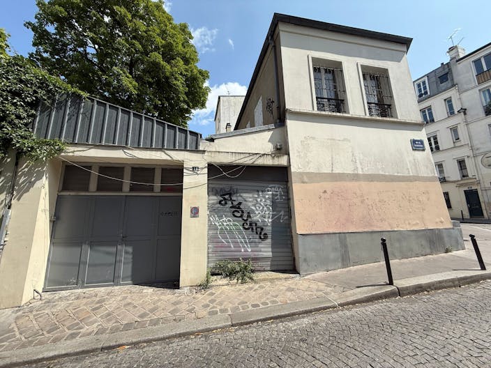 Butte Montmartre - immeuble atypique et charmant - excellente visibilté et flux de passants constant - entre 50 et 250 m2  - Image 1