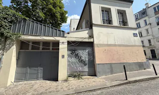 Butte Montmartre - immeuble atypique et charmant - excellente visibilté et flux de passants constant - entre 50 et 250 m2 - Image 1