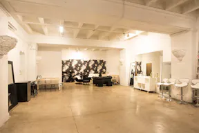 DTLA Grand Loft with High Ceilings - Image 23