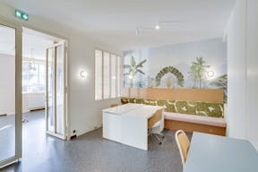 Beautiful Showroom on the canal saint Martin - Image 2